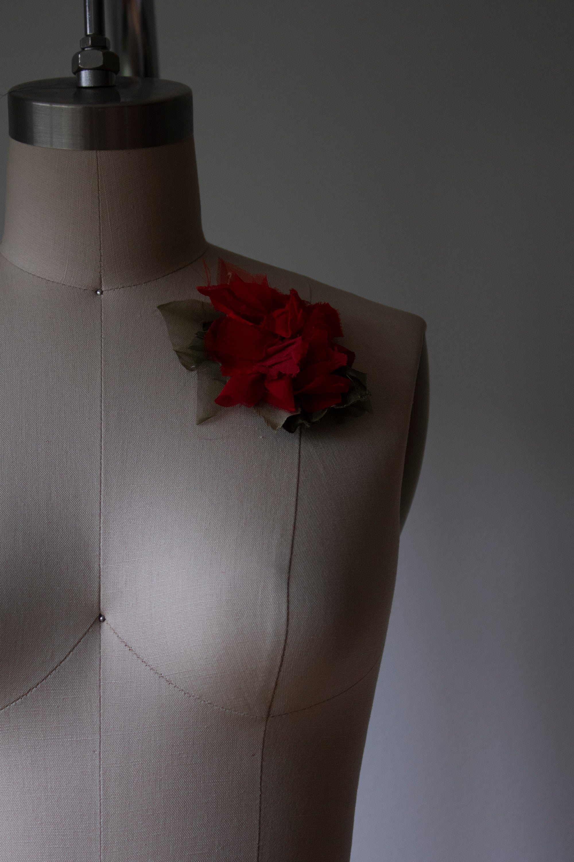 N° 51 crushed bloom brooch - ume red - S
