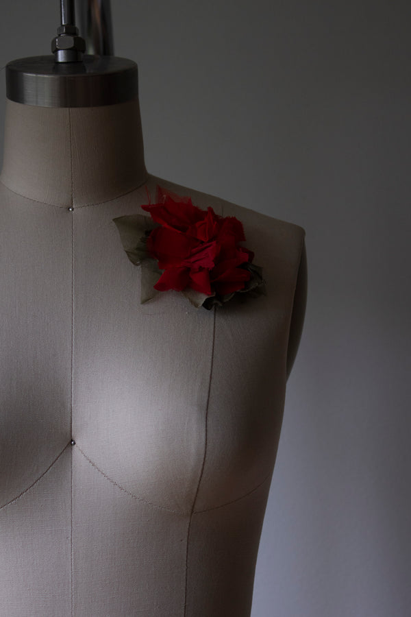 N° 51 crushed bloom brooch - ume red - S