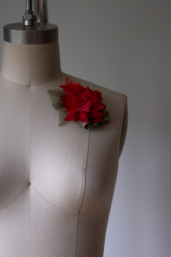N° 51 crushed bloom brooch - ume red - S