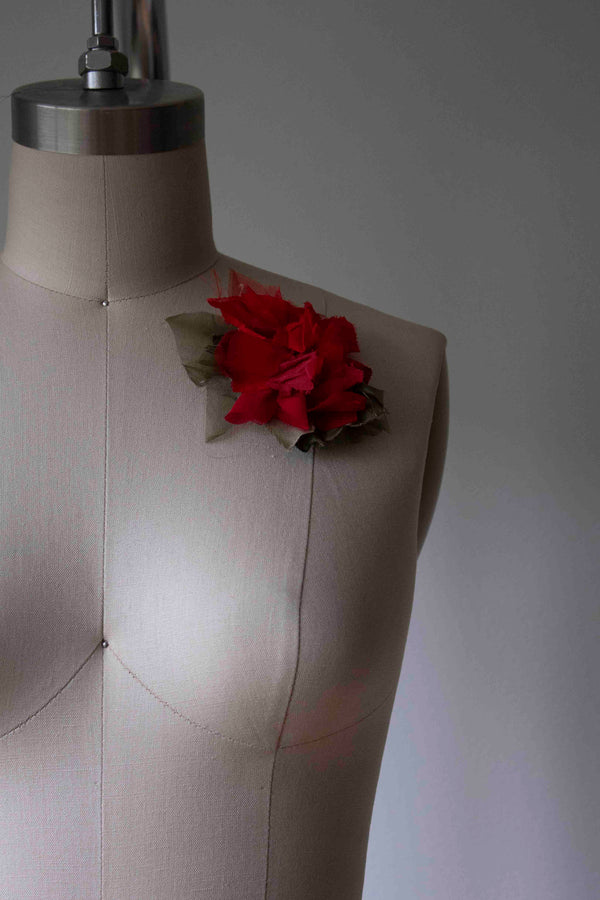 N° 51 crushed bloom brooch - ume red - S