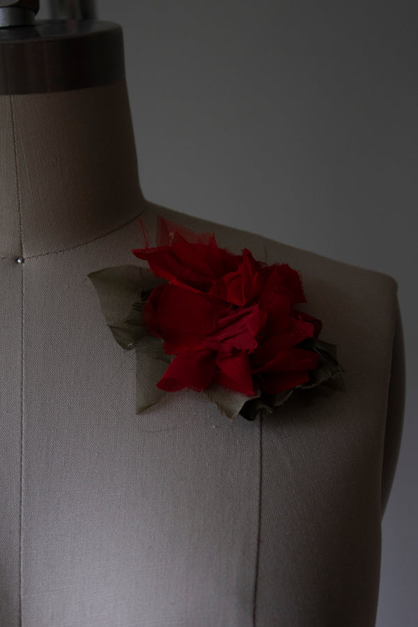 N° 51 crushed bloom brooch - ume red - S