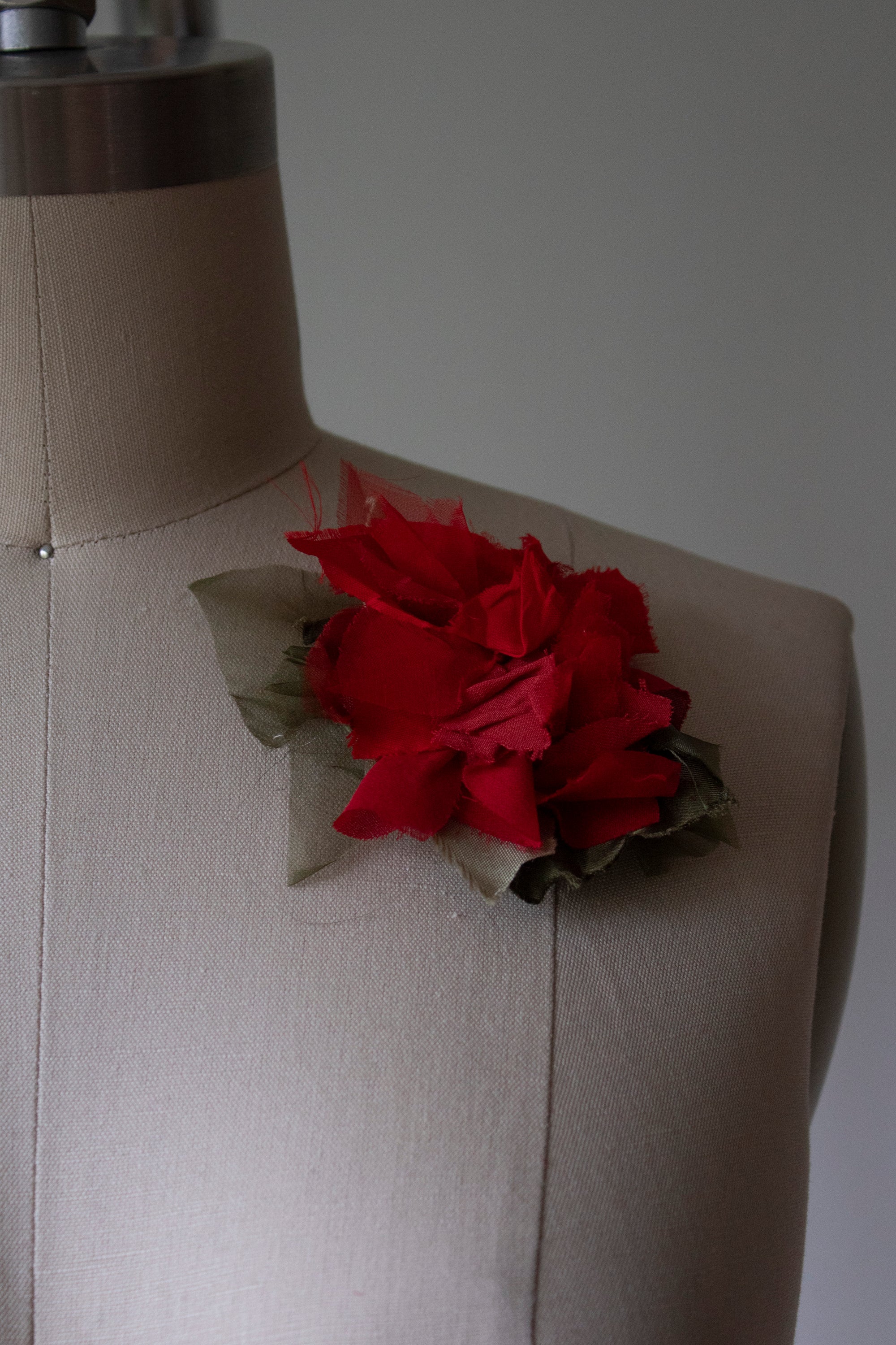 N° 51 crushed bloom brooch - ume red - S
