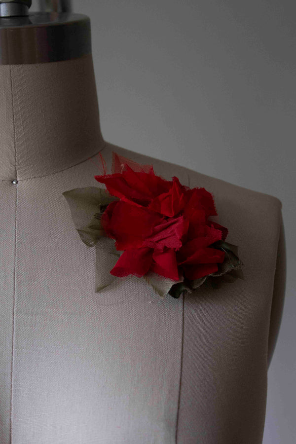 N° 51 crushed bloom brooch - ume red - S