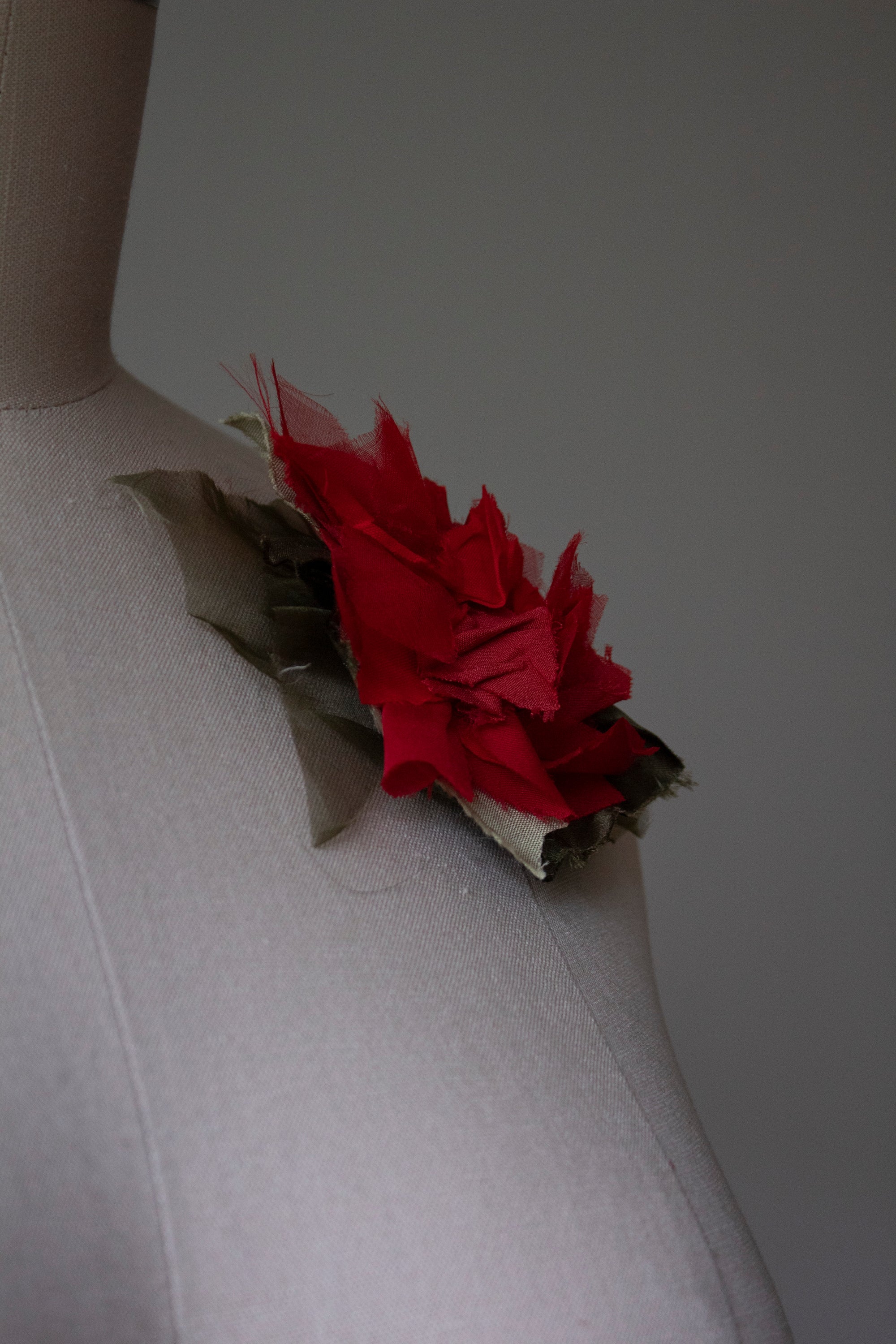 N° 51 crushed bloom brooch - ume red - S