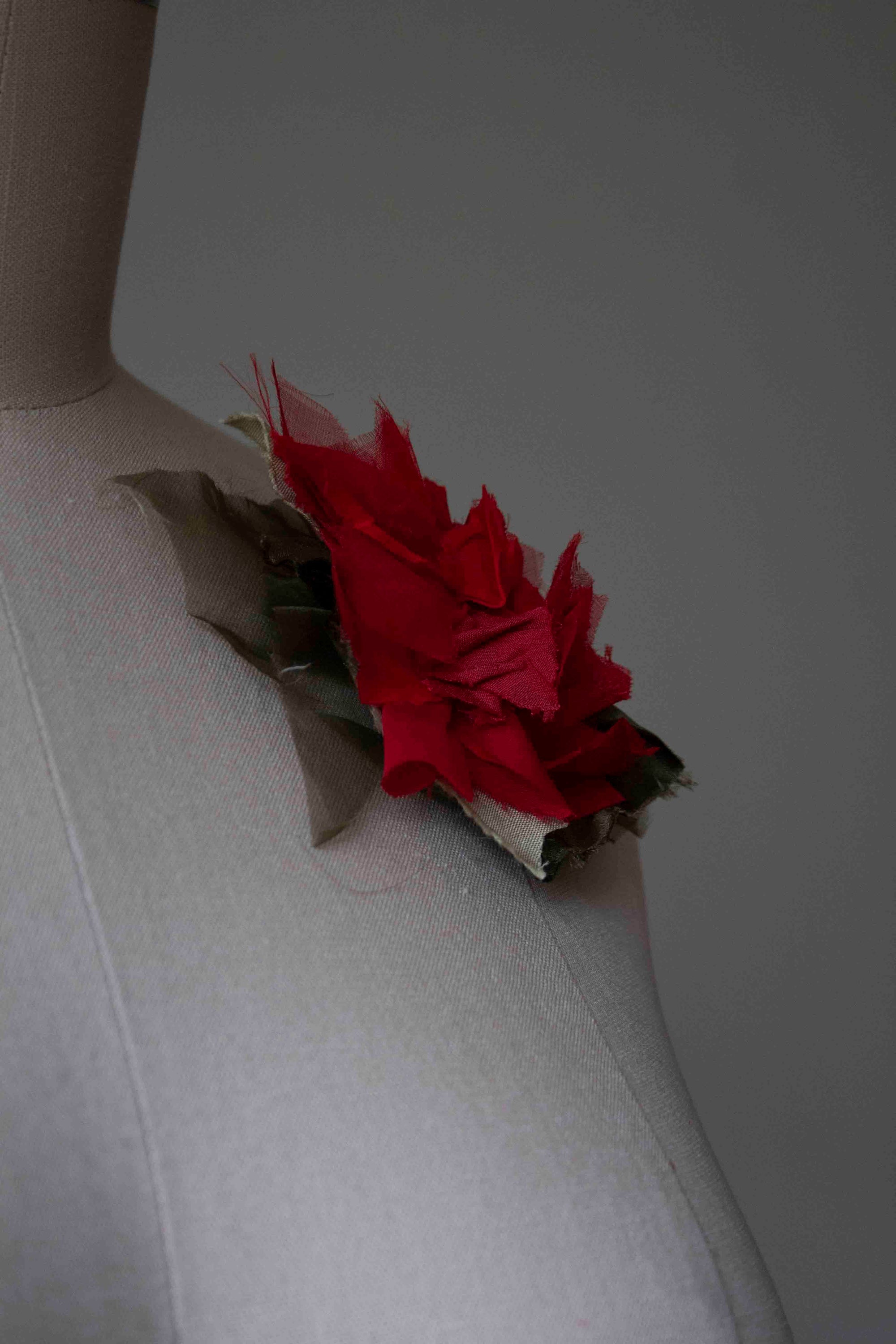 N° 51 crushed bloom brooch - ume red - S