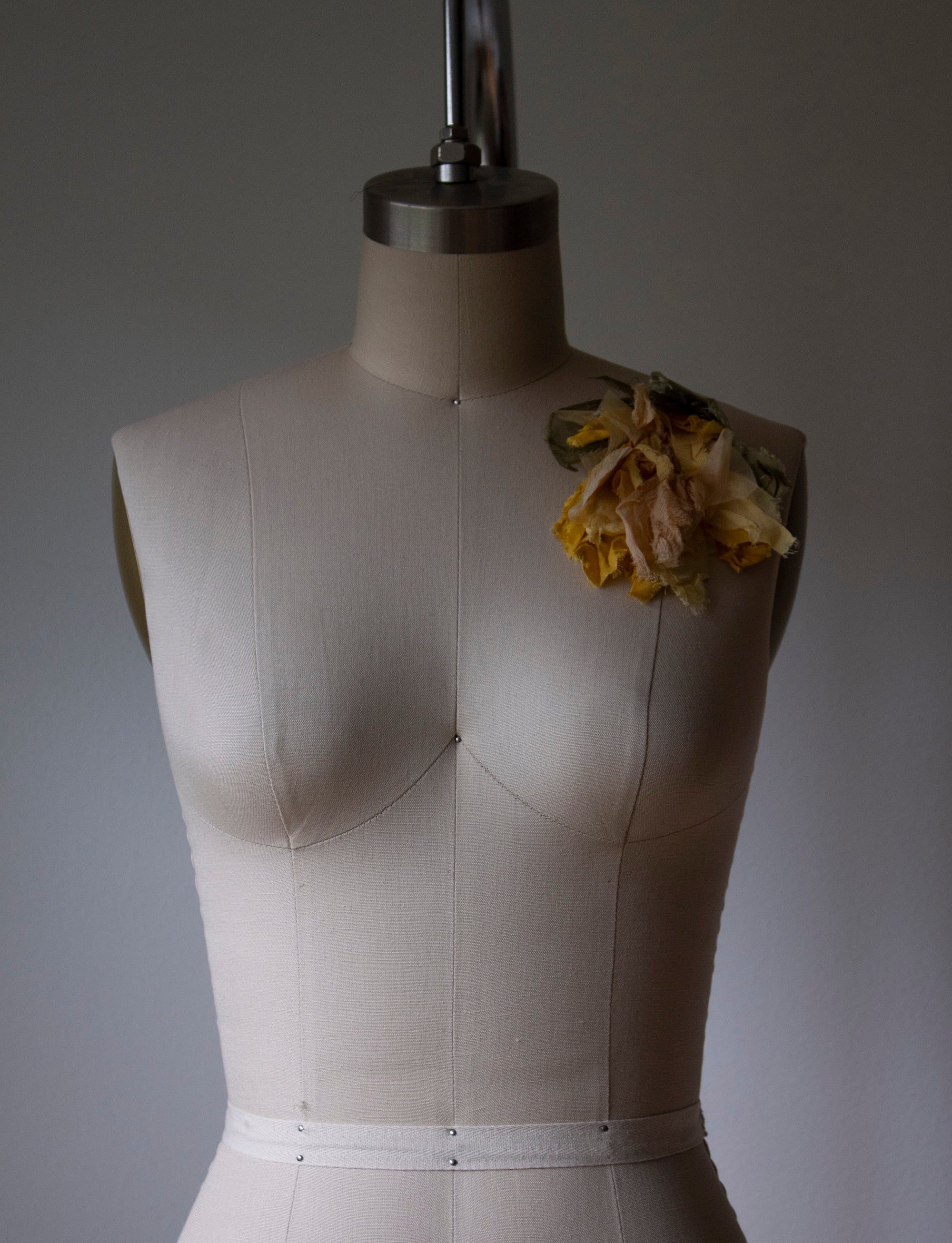 N° 51 crushed bloom brooch - taiyo yellow - M