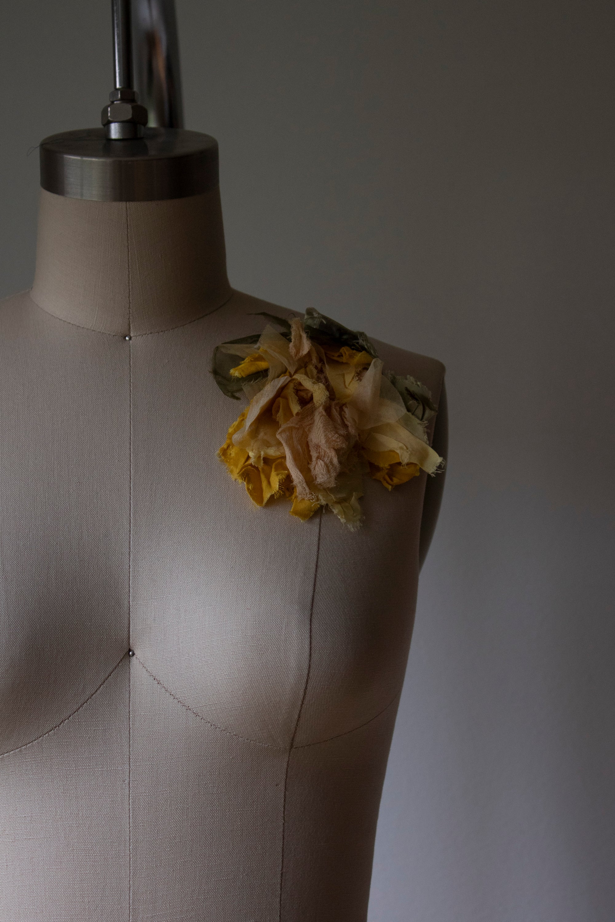 N° 51 crushed bloom brooch - taiyo yellow - M