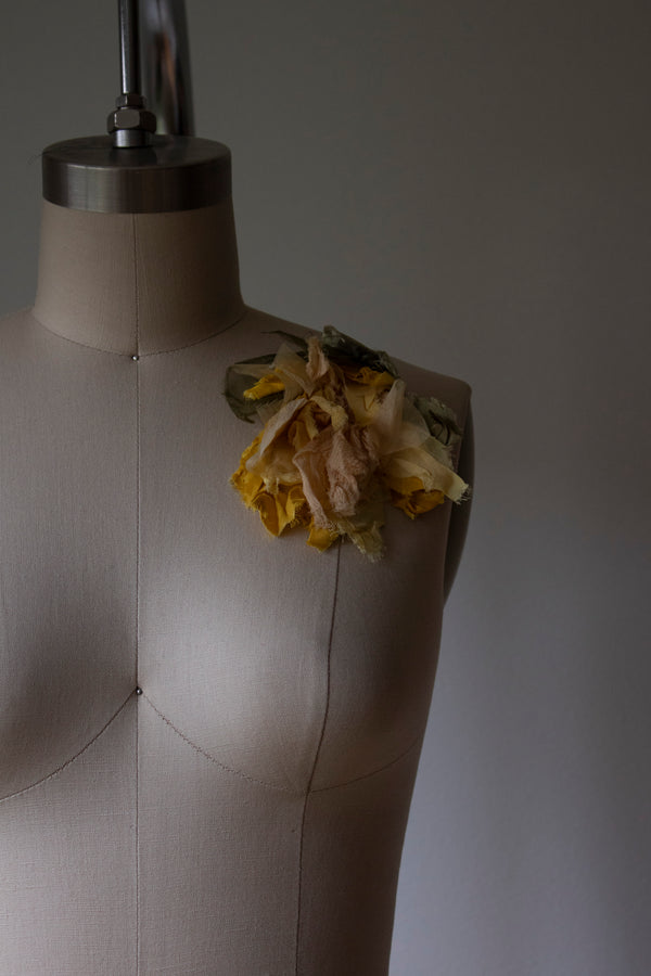 N° 51 crushed bloom brooch - taiyo yellow - M