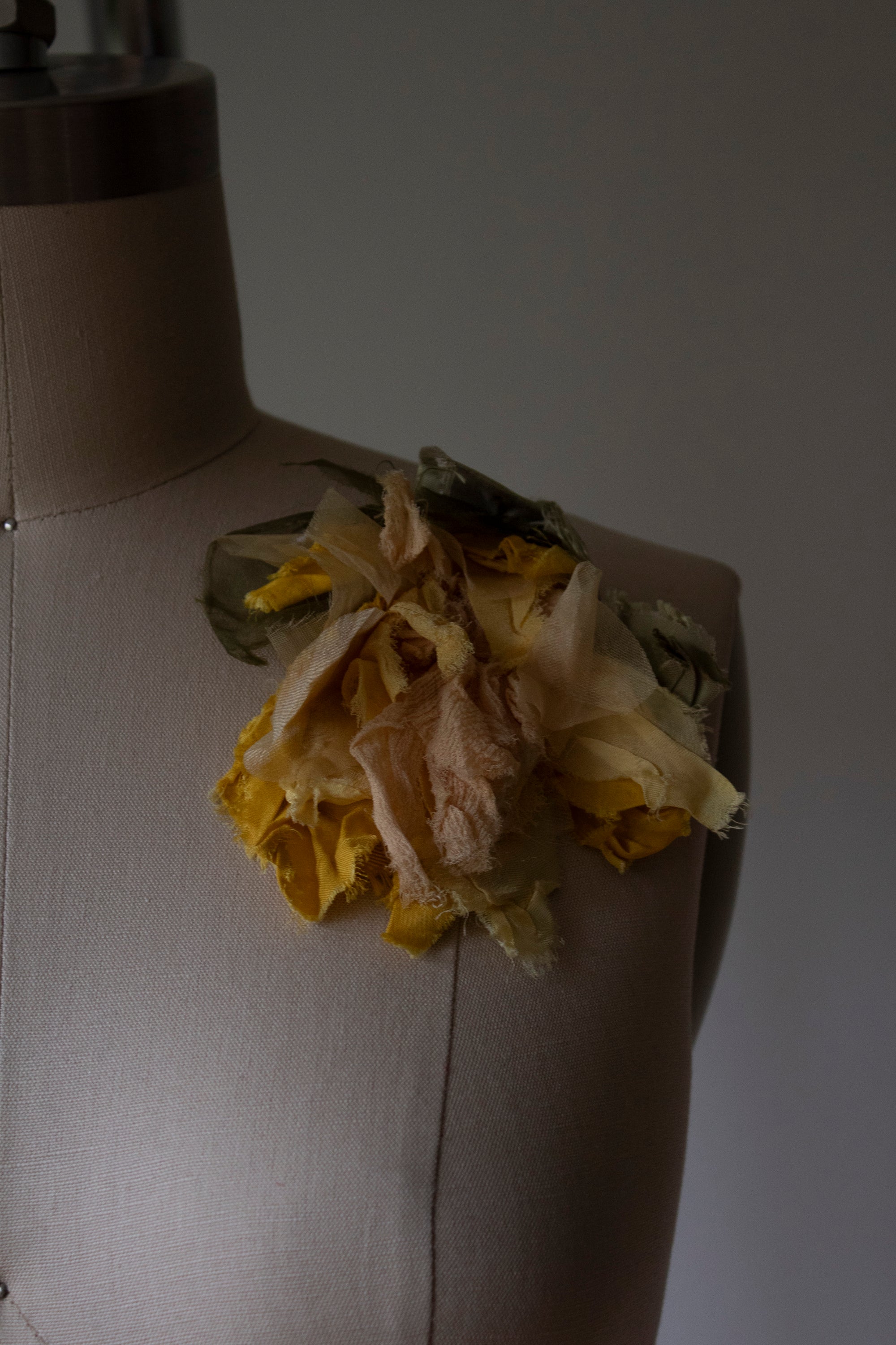 N° 51 crushed bloom brooch - taiyo yellow - M