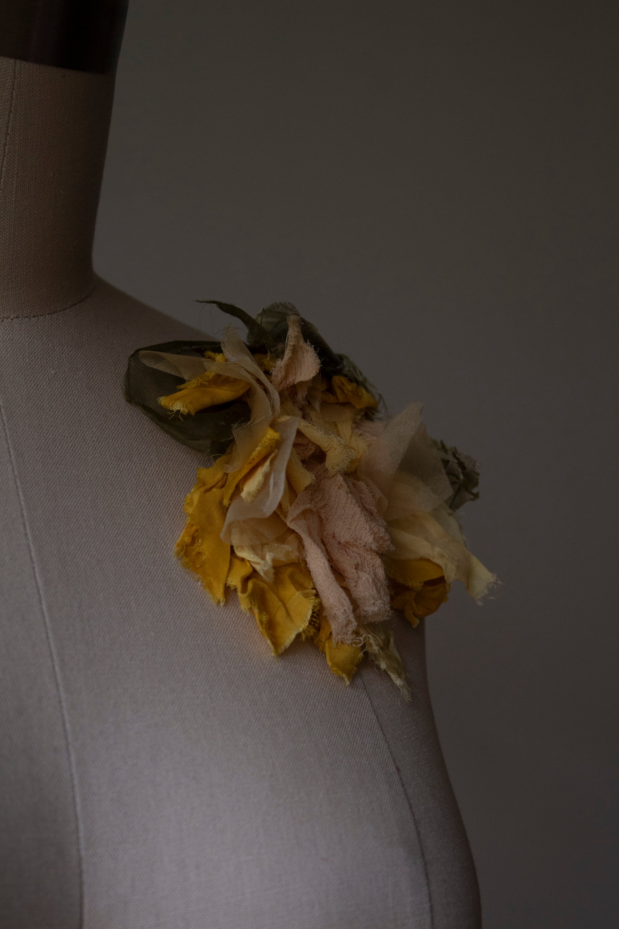 N° 51 crushed bloom brooch - taiyo yellow - M