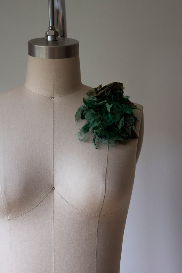 N° 51 crushed bloom brooch - matcha green - M