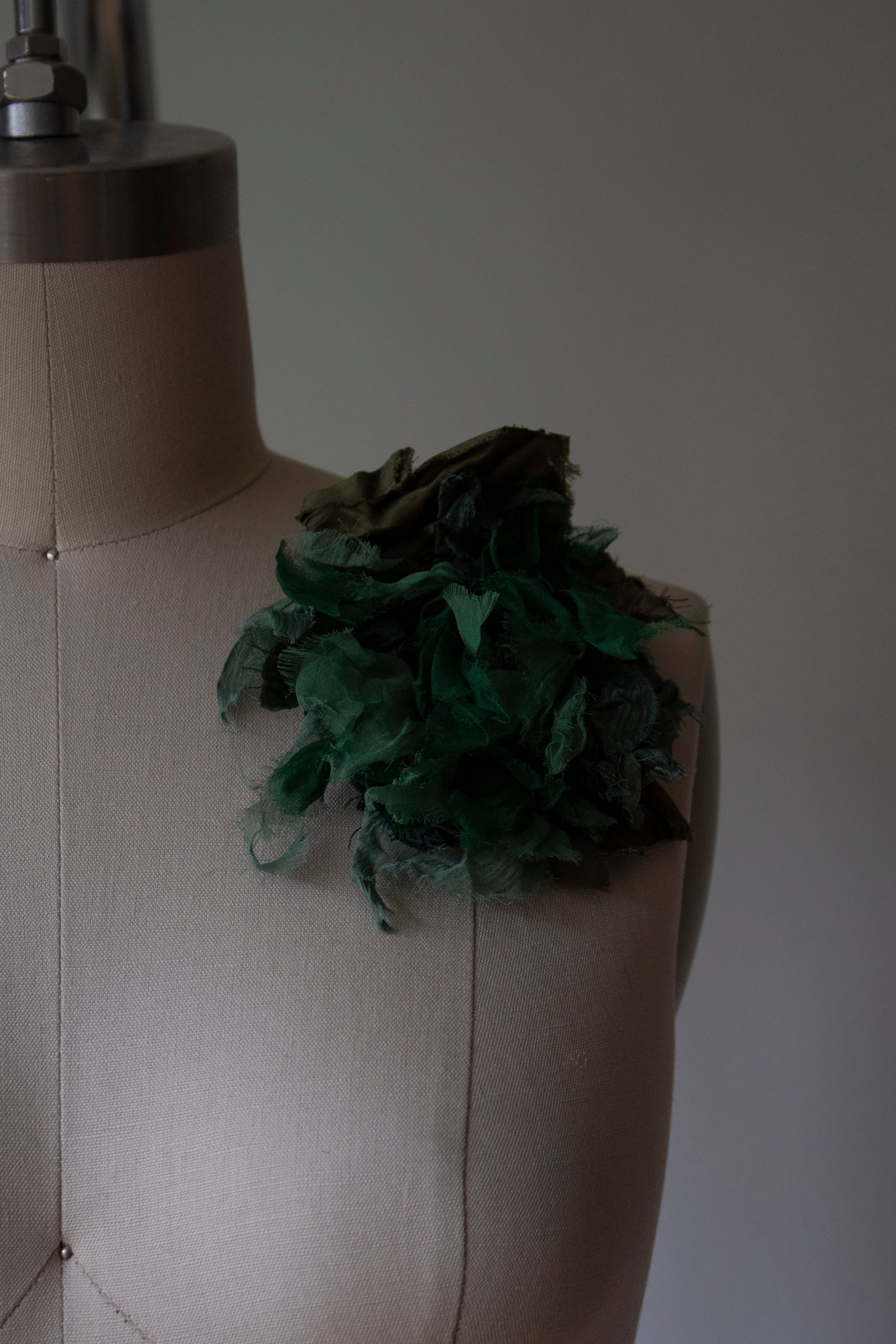 N° 51 crushed bloom brooch - matcha green - M