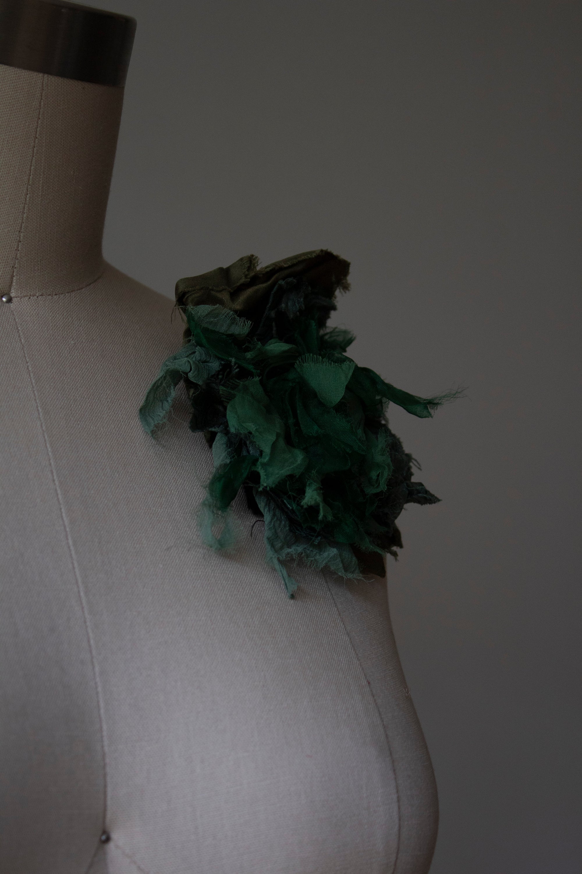 N° 51 crushed bloom brooch - matcha green - M