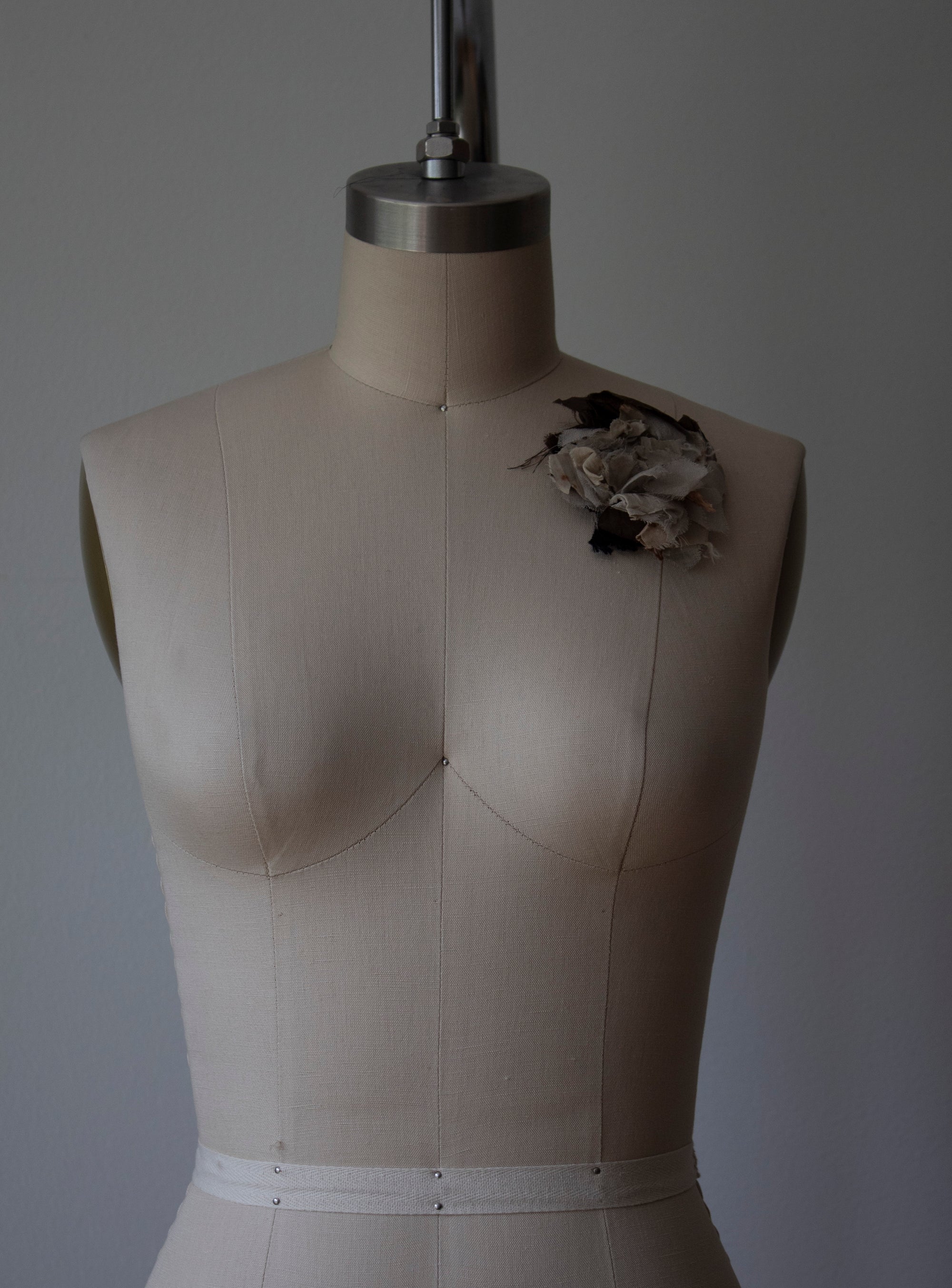 N° 51 crushed bloom brooch - usuhojicha - S