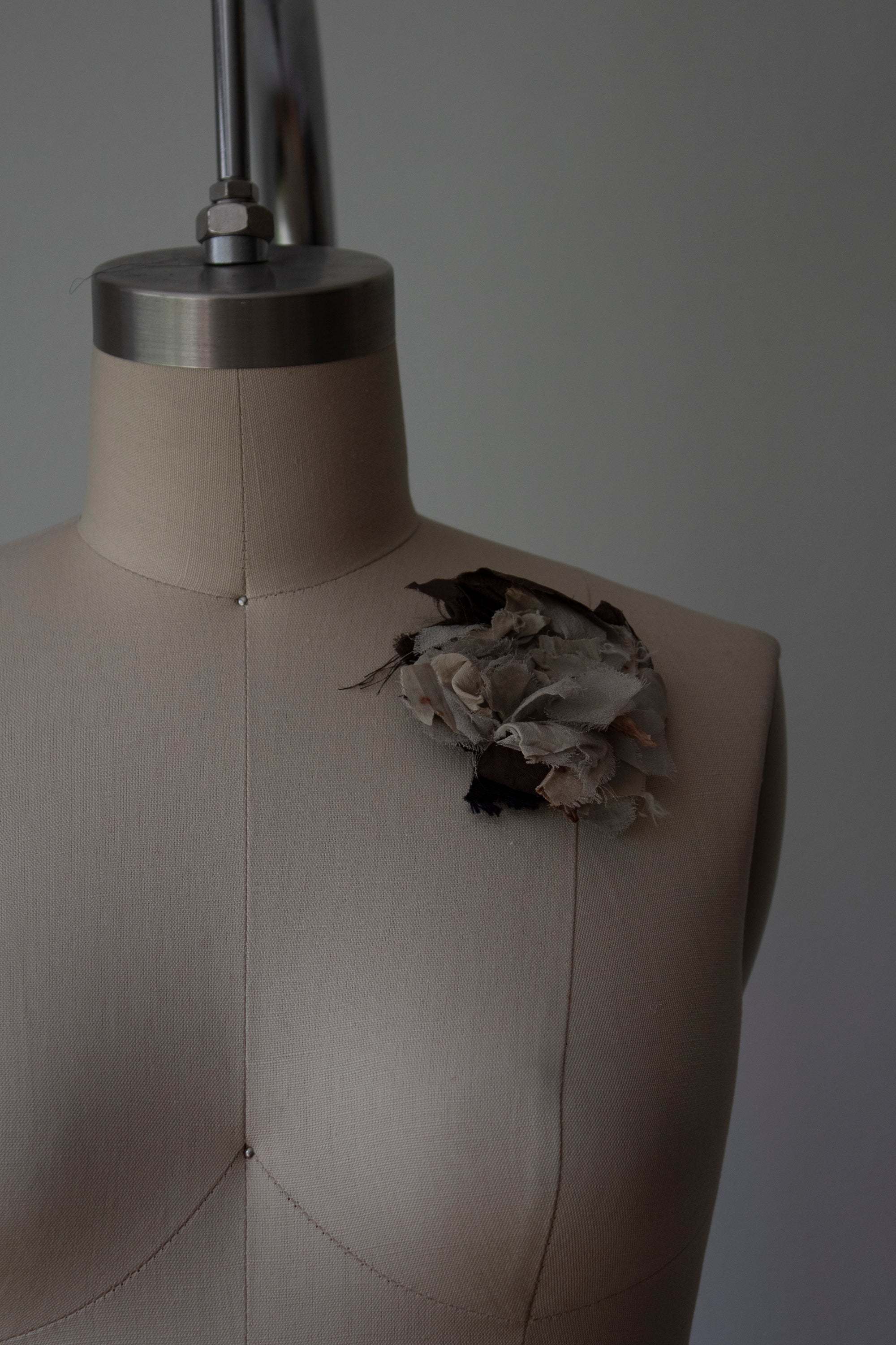 N° 51 crushed bloom brooch - usuhojicha - S