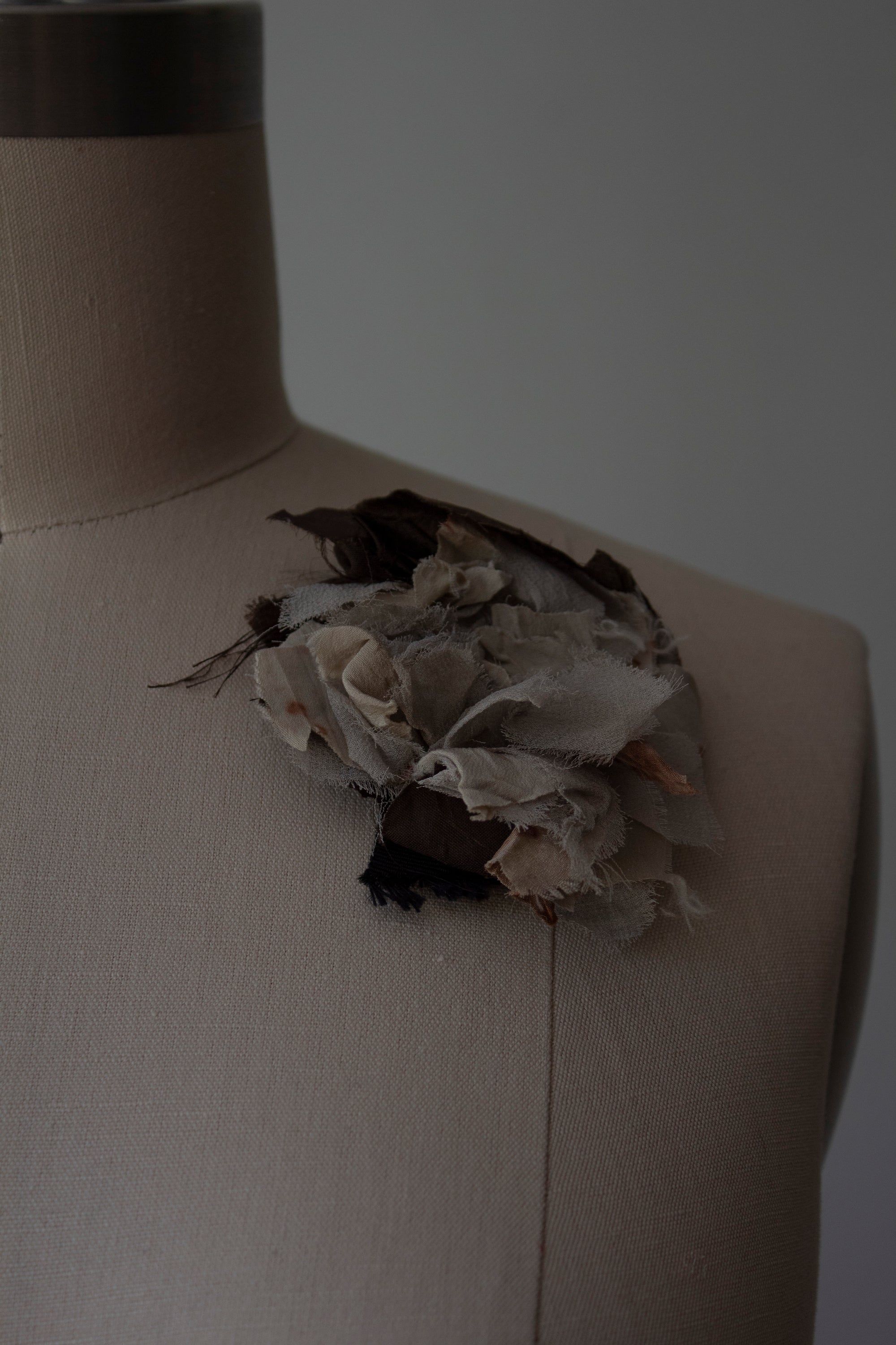 N° 51 crushed bloom brooch - usuhojicha - S