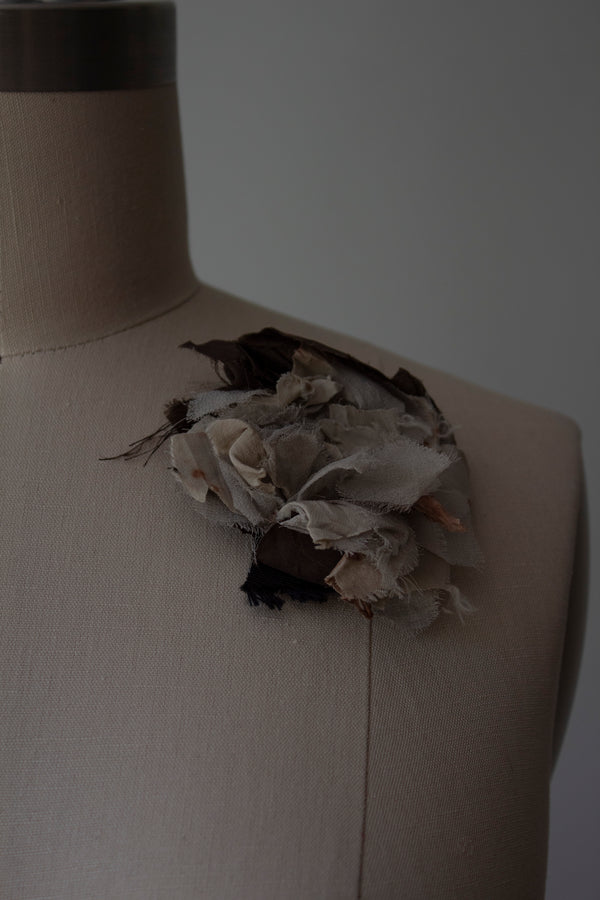 N° 51 crushed bloom brooch - usuhojicha - S