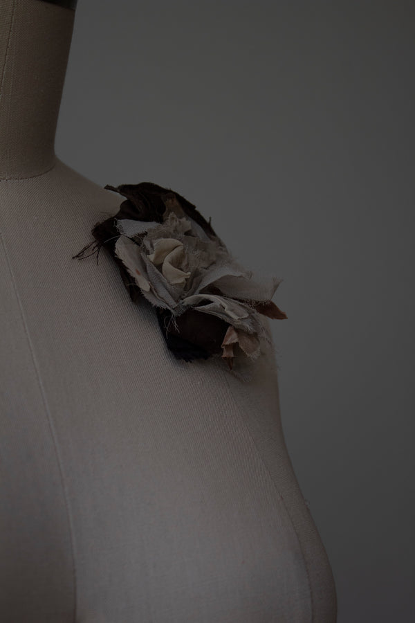 N° 51 crushed bloom brooch - usuhojicha - S