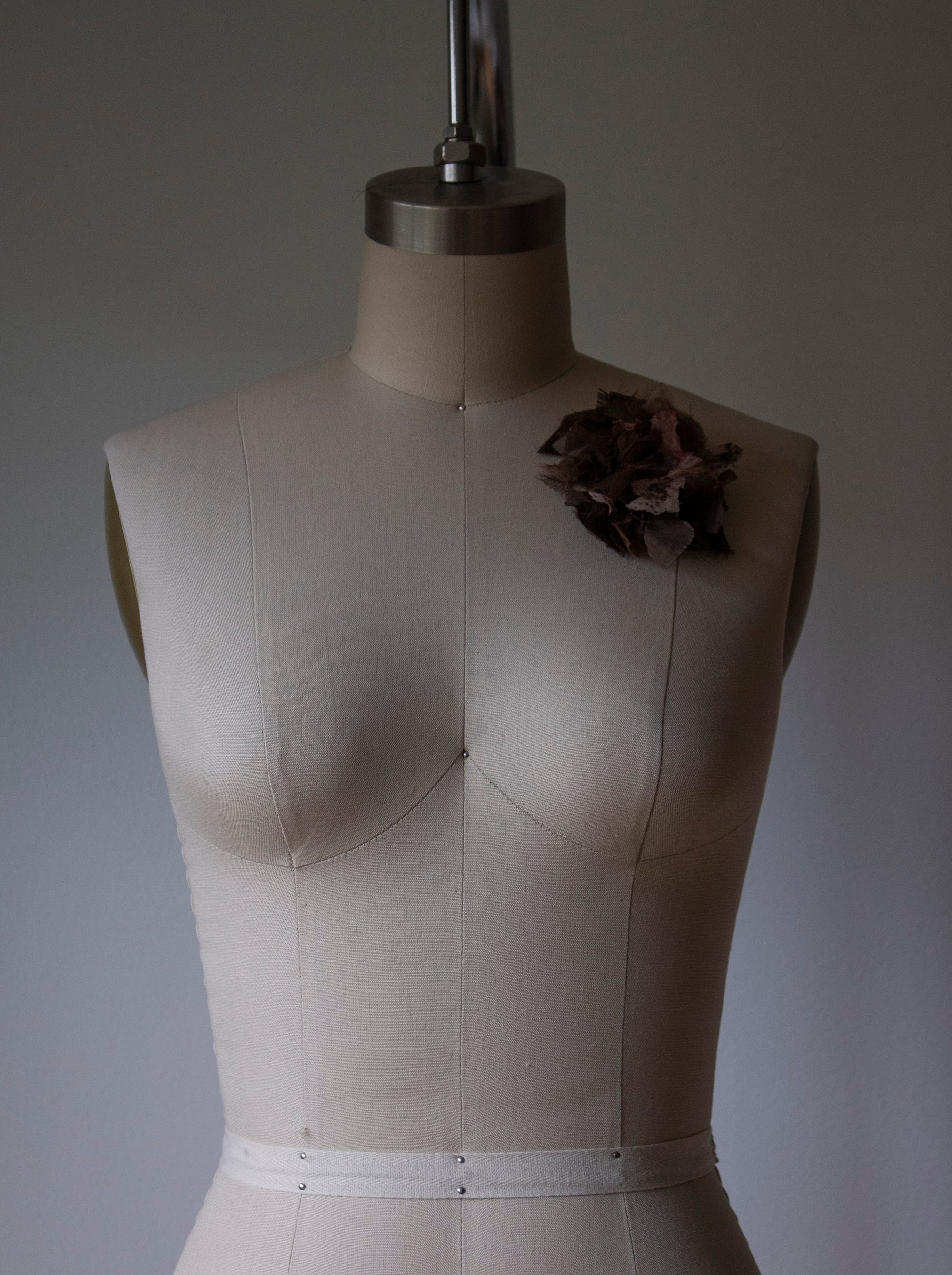 N° 51 crushed bloom brooch - hojicha - S
