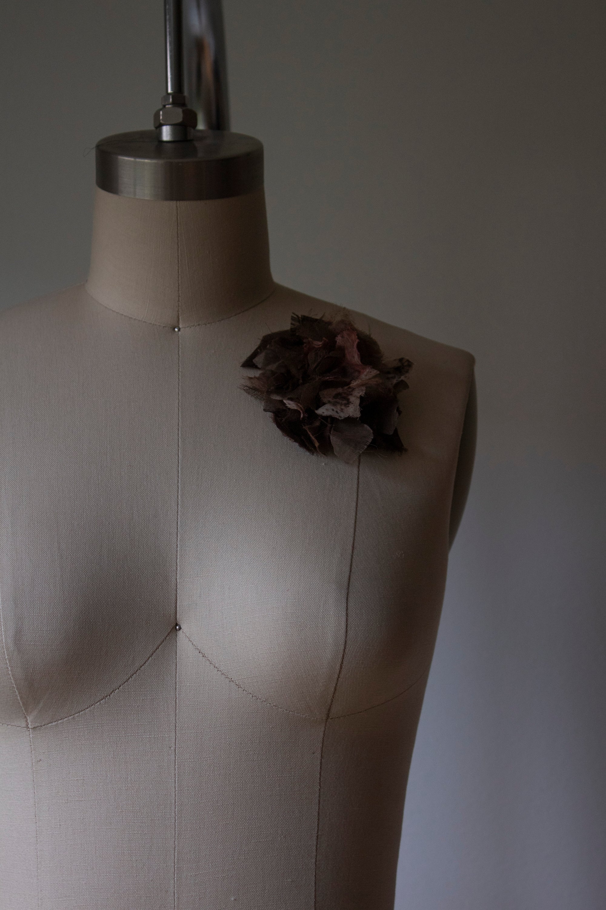 N° 51 crushed bloom brooch - hojicha - S