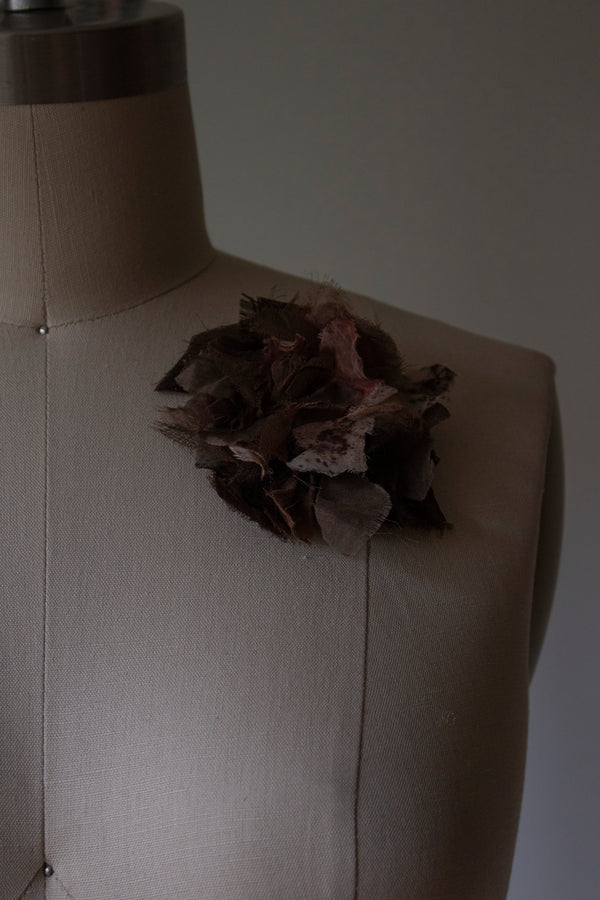 N° 51 crushed bloom brooch - hojicha - S