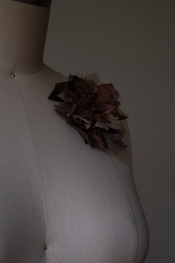 N° 51 crushed bloom brooch - hojicha - S