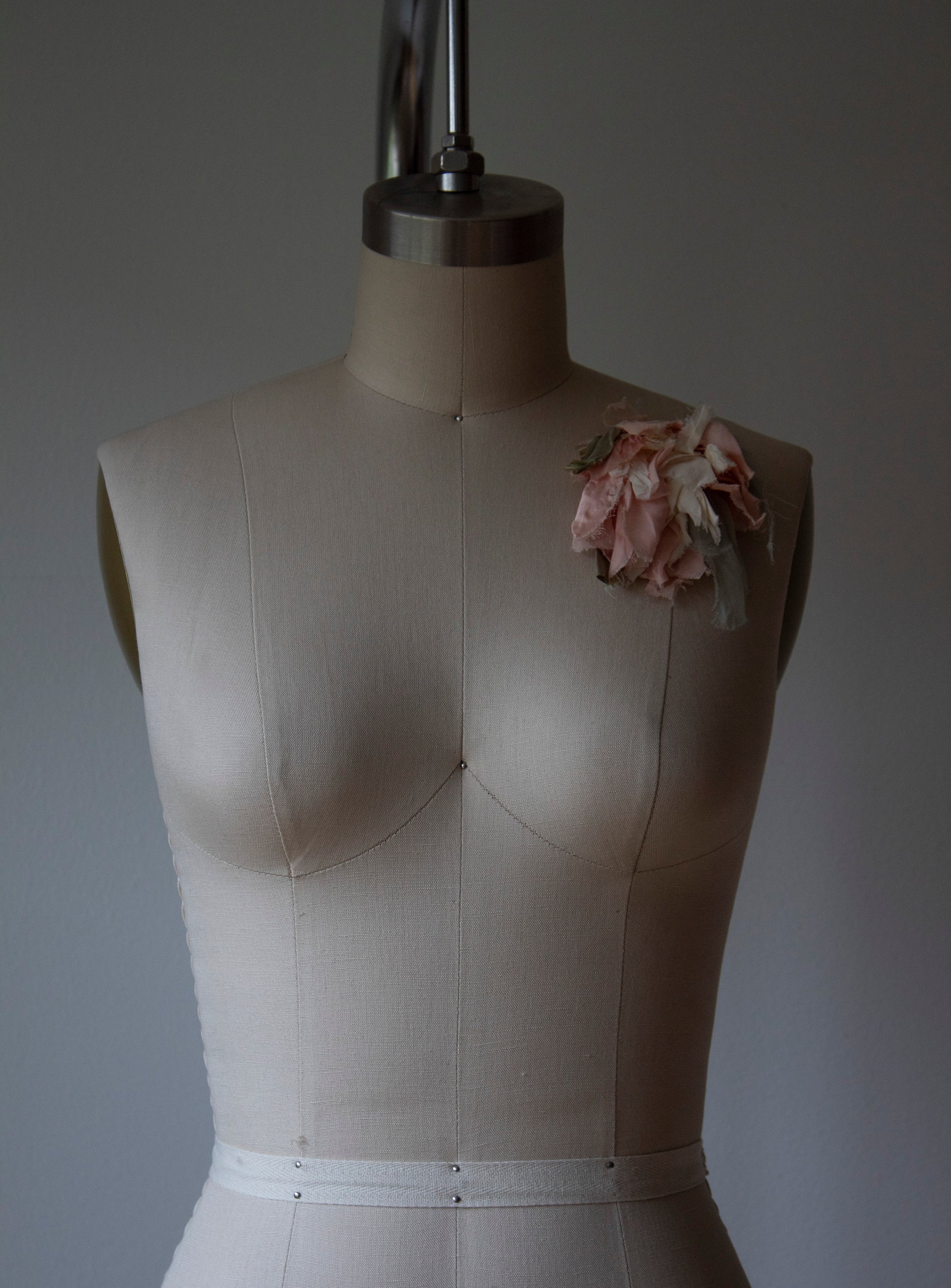 N° 51 crushed bloom brooch - ame pink - M