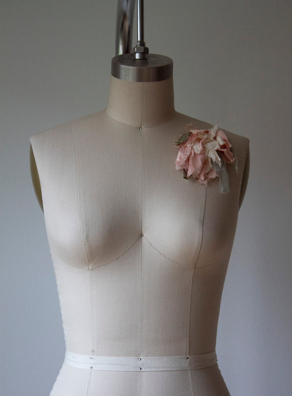 N° 51 crushed bloom brooch - ame pink/yuki white - M