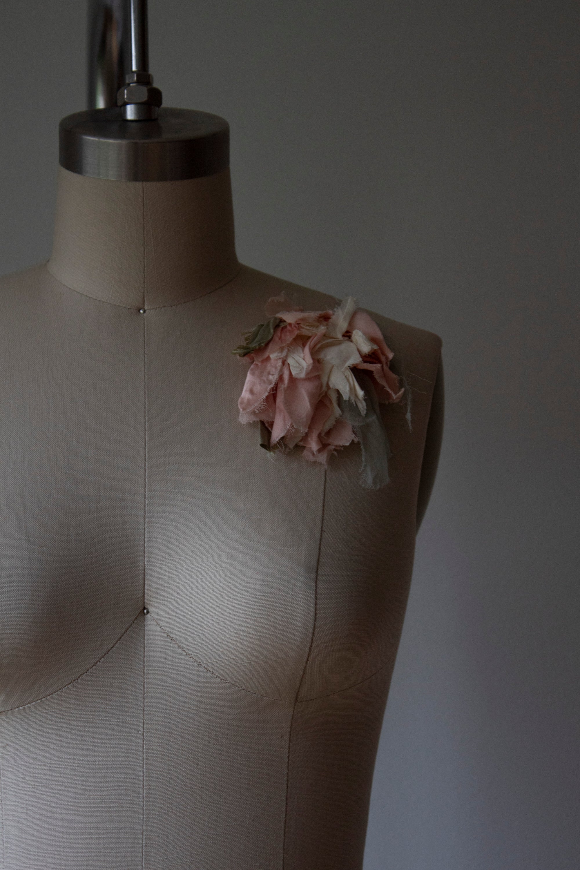 N° 51 crushed bloom brooch - ame pink - M