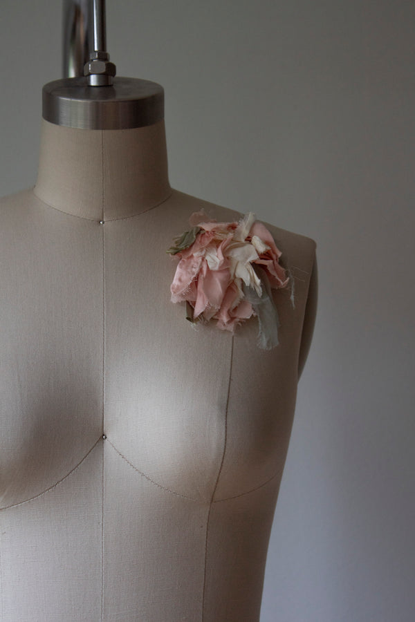 N° 51 crushed bloom brooch - ame pink/yuki white - M