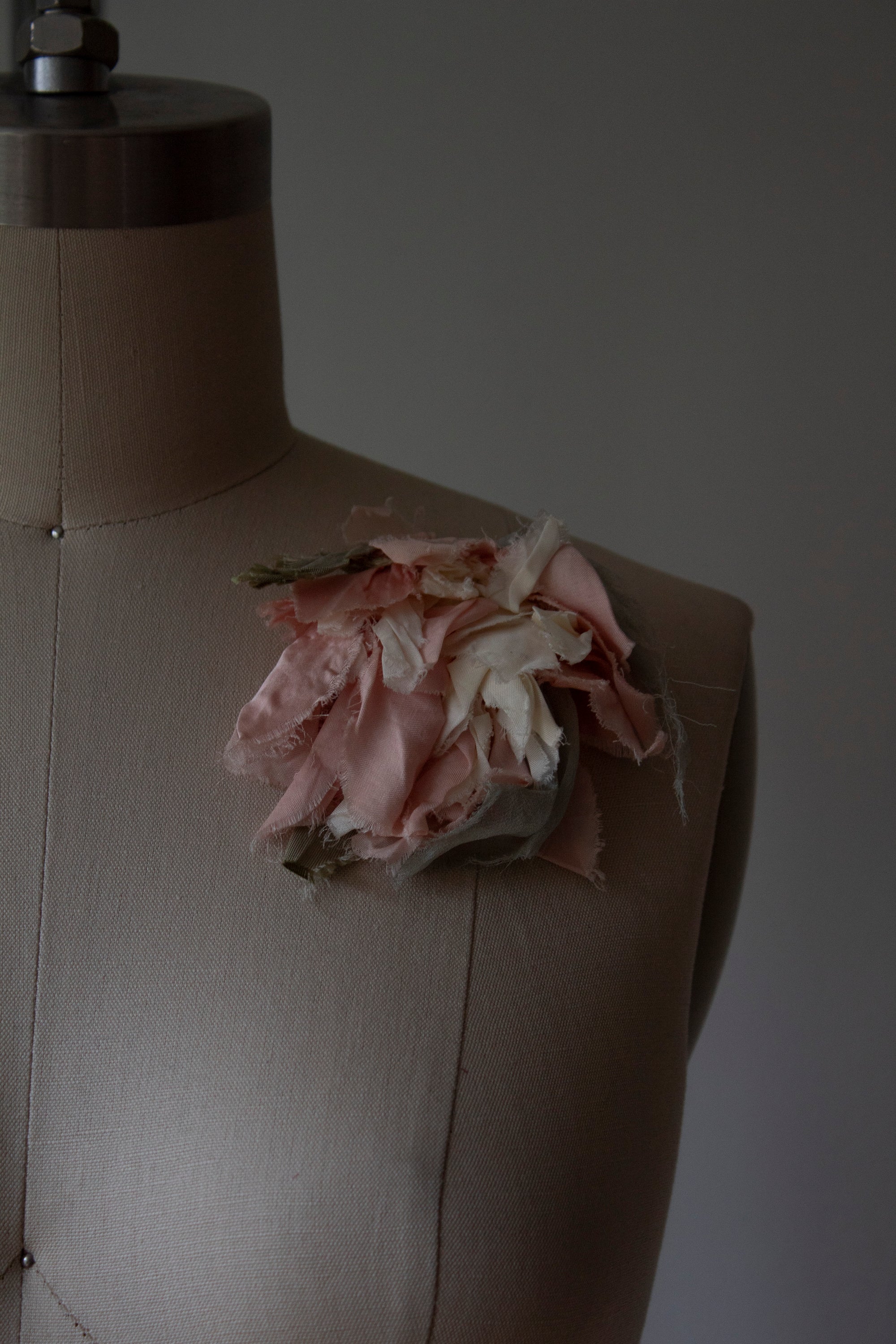 N° 51 crushed bloom brooch - ame pink - M