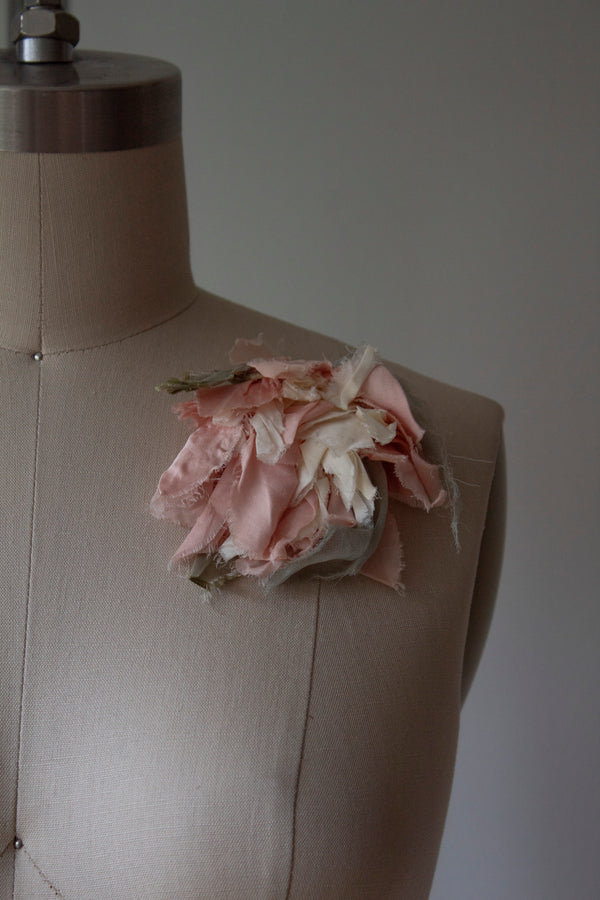 N° 51 crushed bloom brooch - ame pink/yuki white - M
