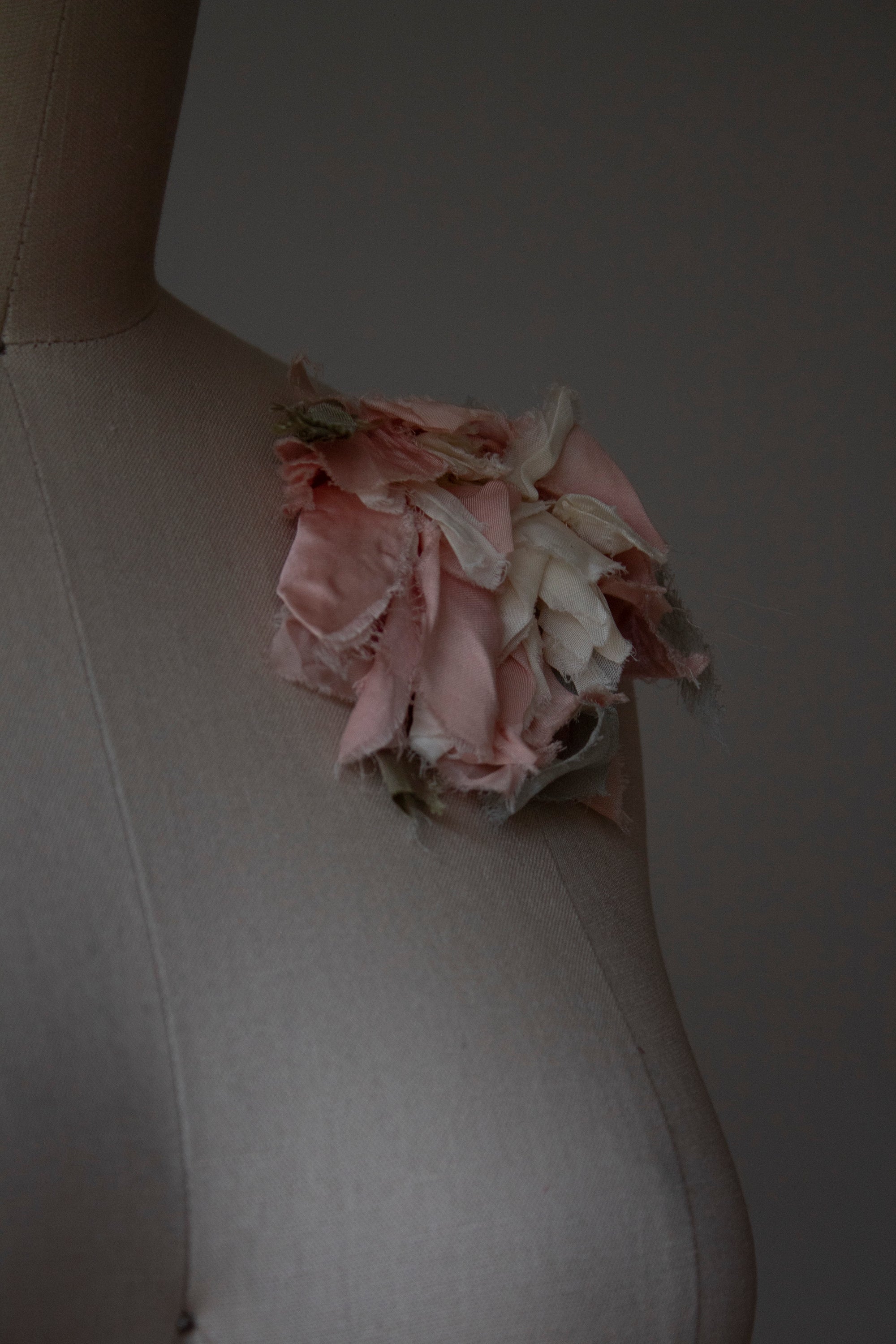 N° 51 crushed bloom brooch - ame pink - M
