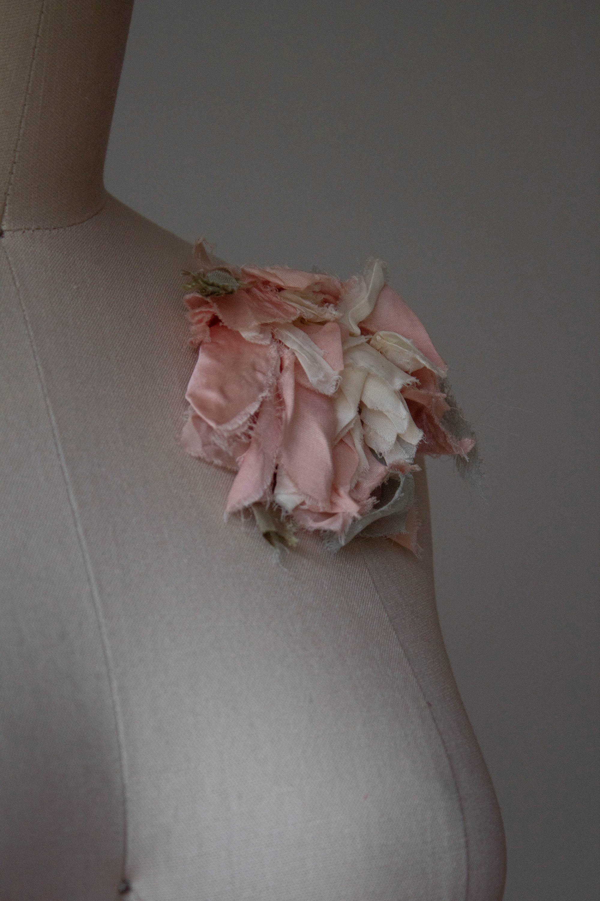 N° 51 crushed bloom brooch - ame pink/yuki white - M