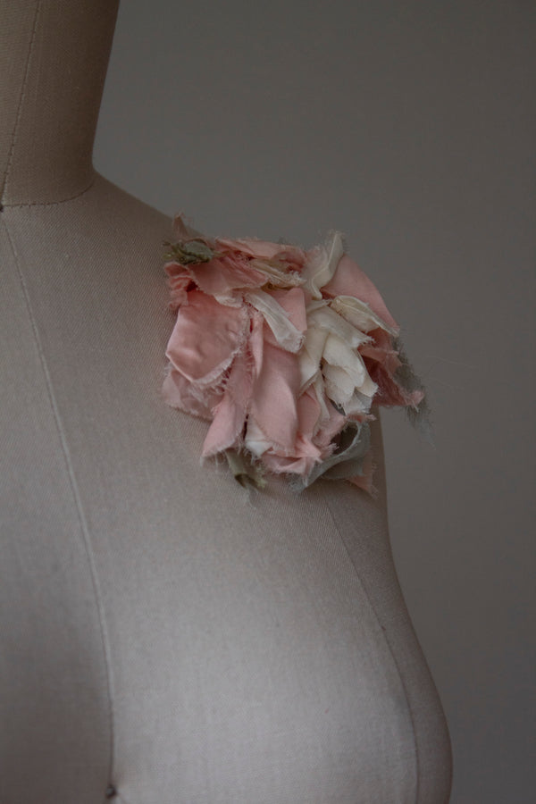N° 51 crushed bloom brooch - ame pink/yuki white - M