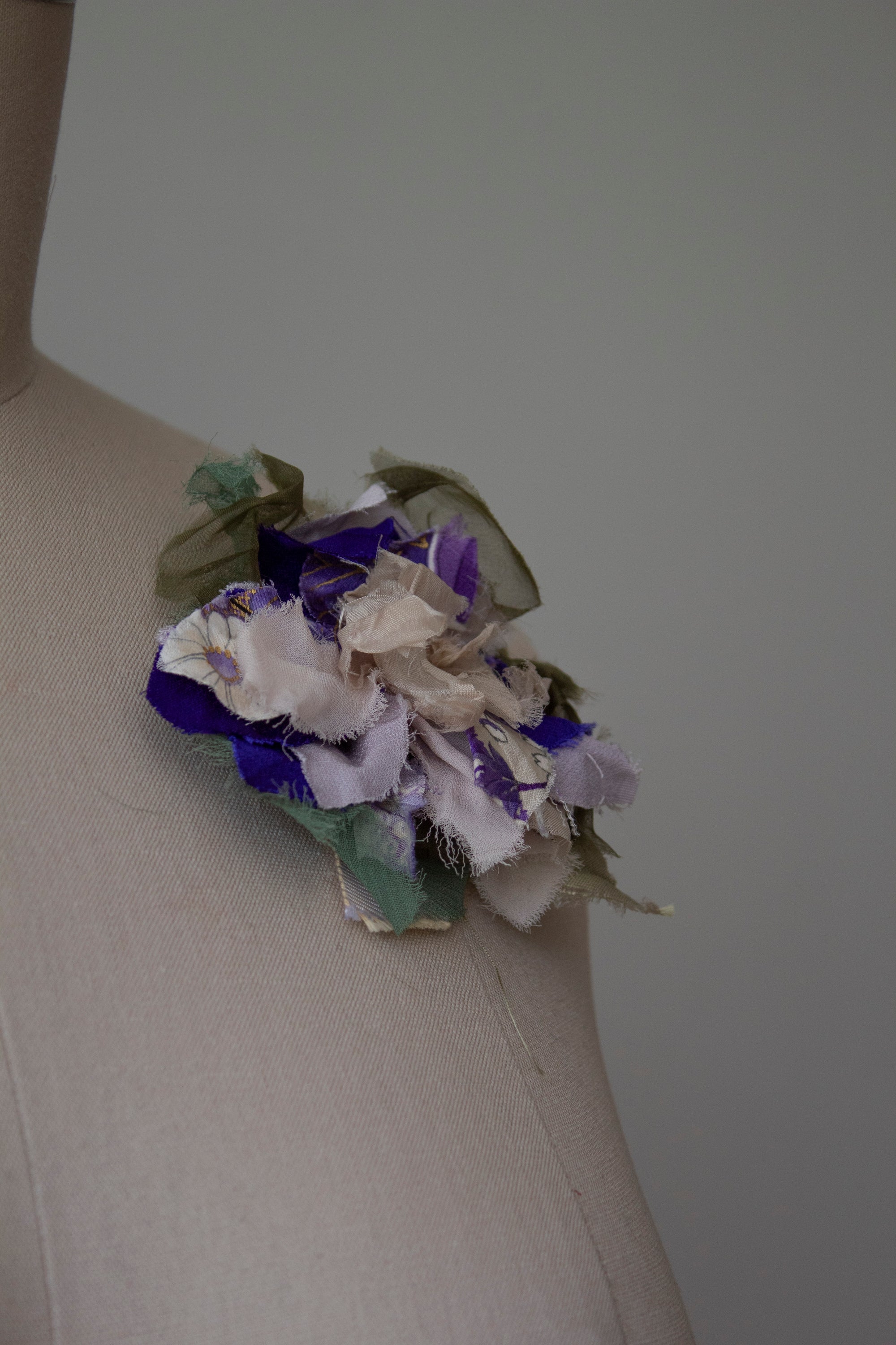 N° 51 crushed bloom brooch - sakura lavender - S