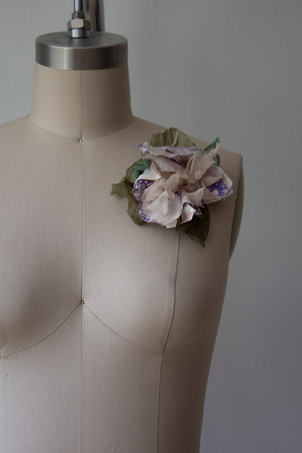 N° 51 crushed bloom brooch - sakura lavender - M