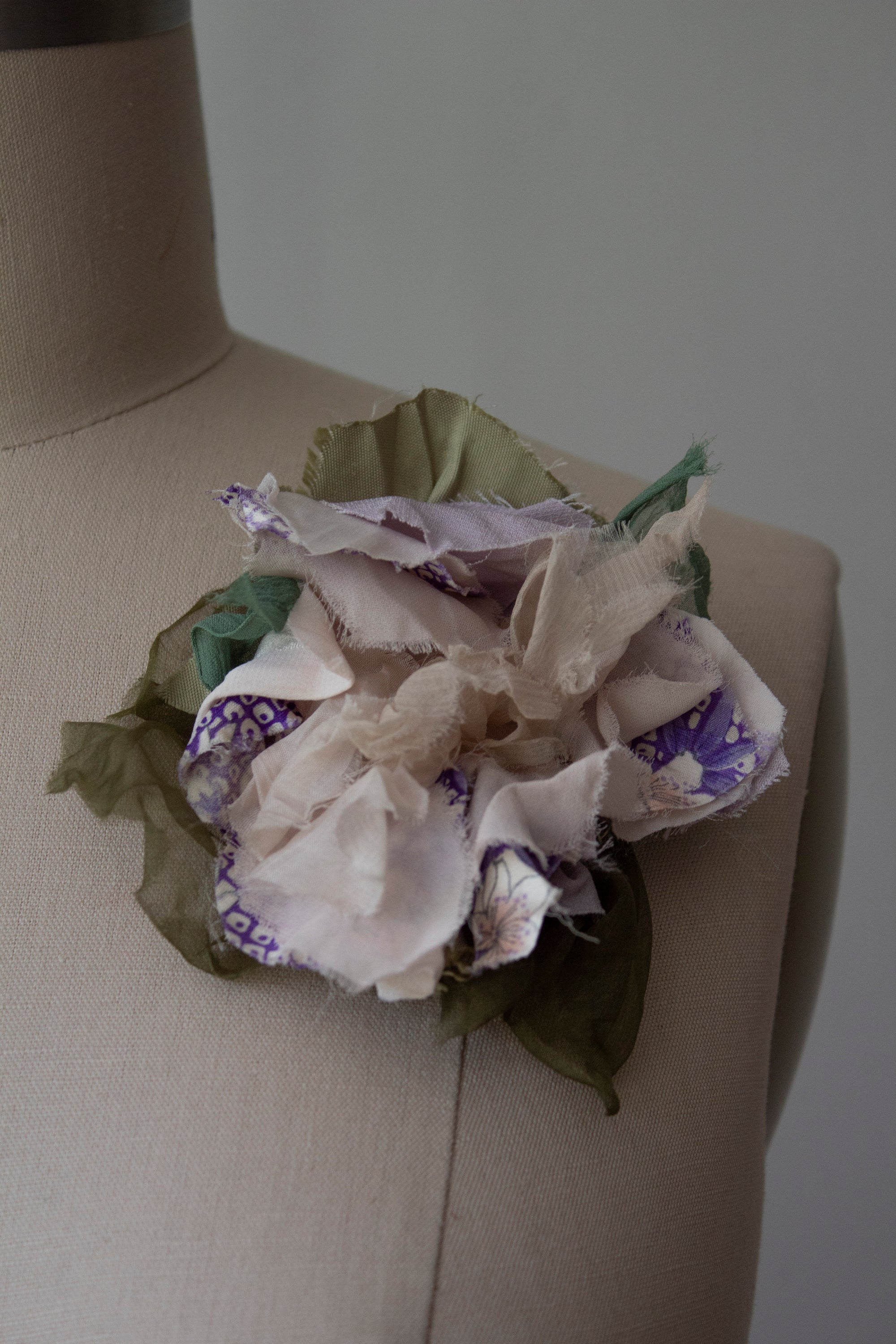 N° 51 crushed bloom brooch - sakura lavender - M