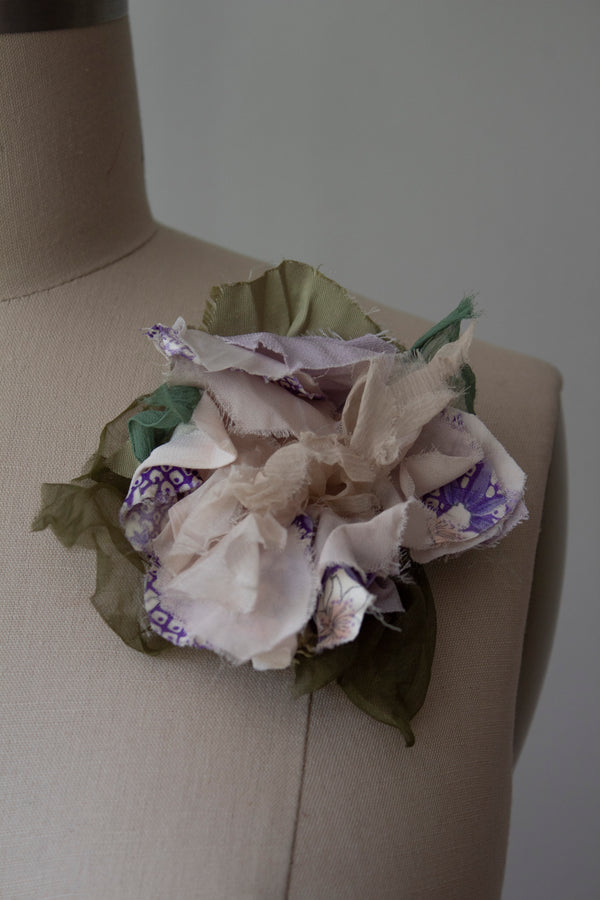 N° 51 crushed bloom brooch - sakura lavender - M