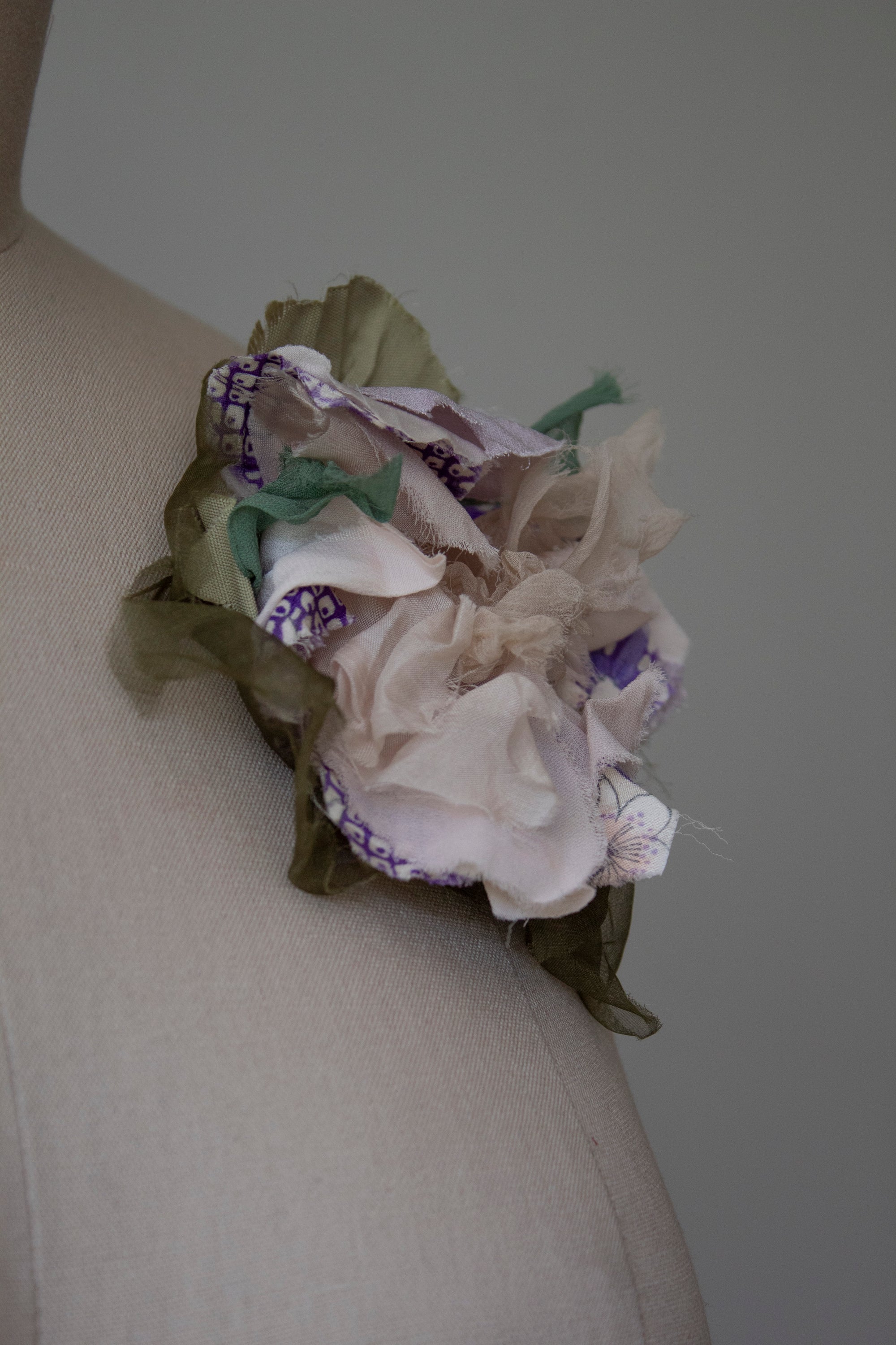 N° 51 crushed bloom brooch - sakura lavender - M