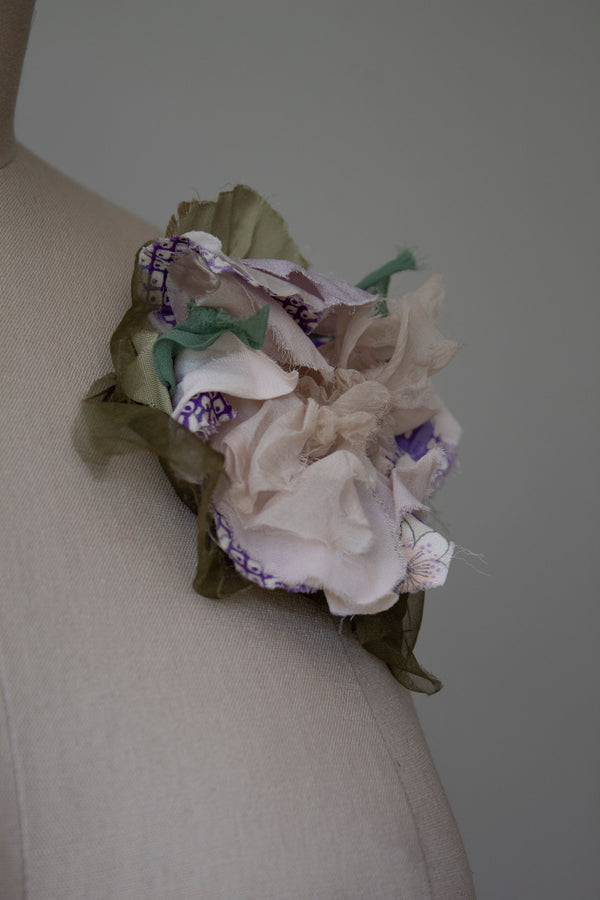 N° 51 crushed bloom brooch - sakura lavender - M