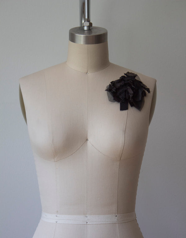 N° 51 crushed bloom brooch - sumi black - M