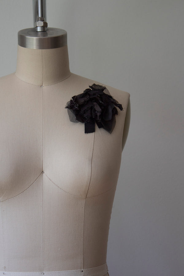 N° 51 crushed bloom brooch - sumi black - M