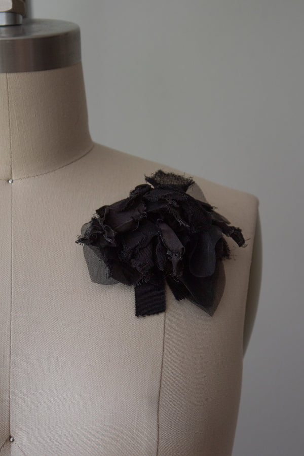N° 51 crushed bloom brooch - sumi black - M