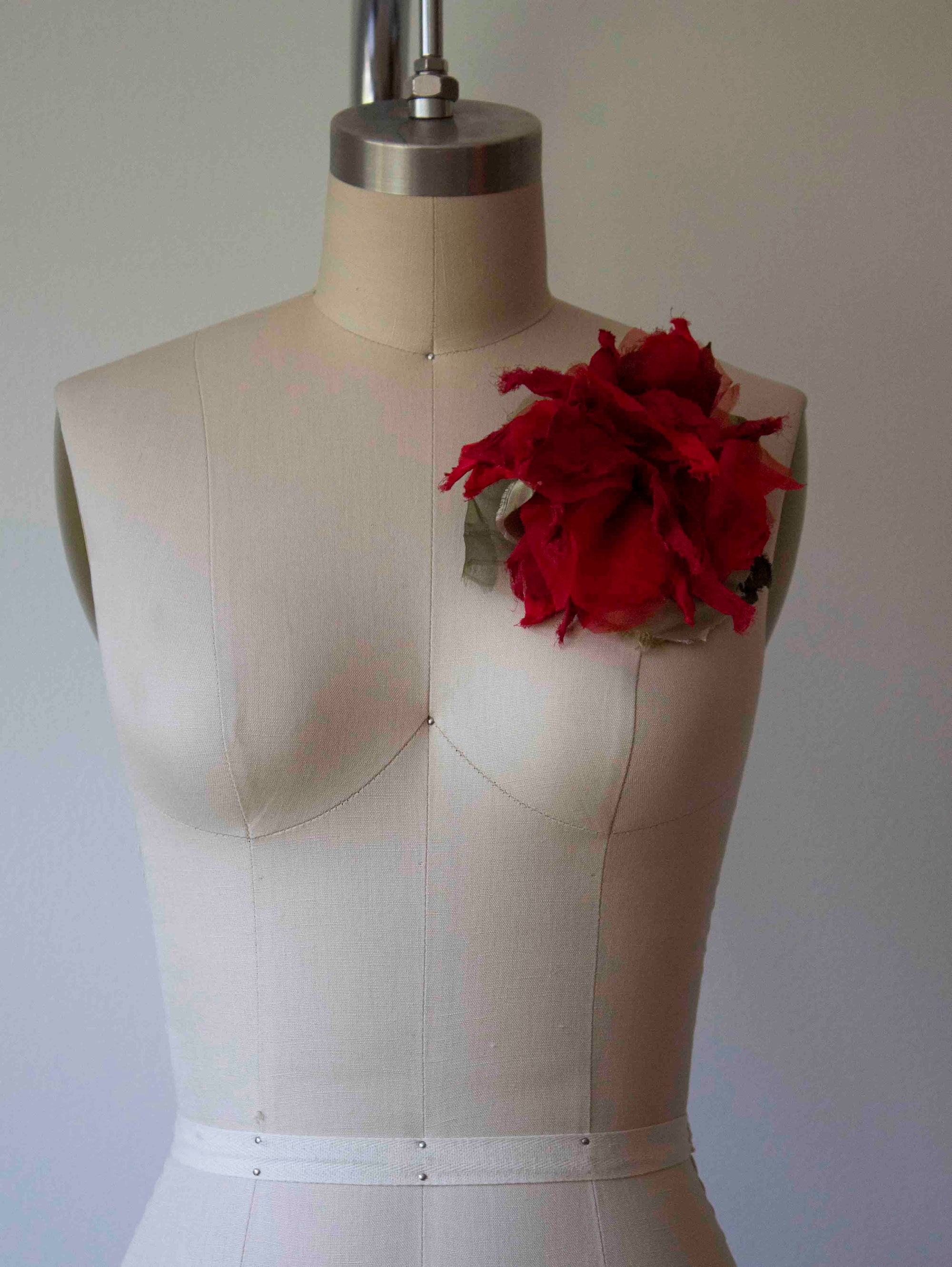 N° 51 crushed bloom brooch - ume red - L