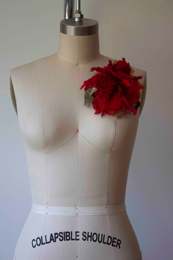 N° 51 crushed bloom brooch - ume red - L