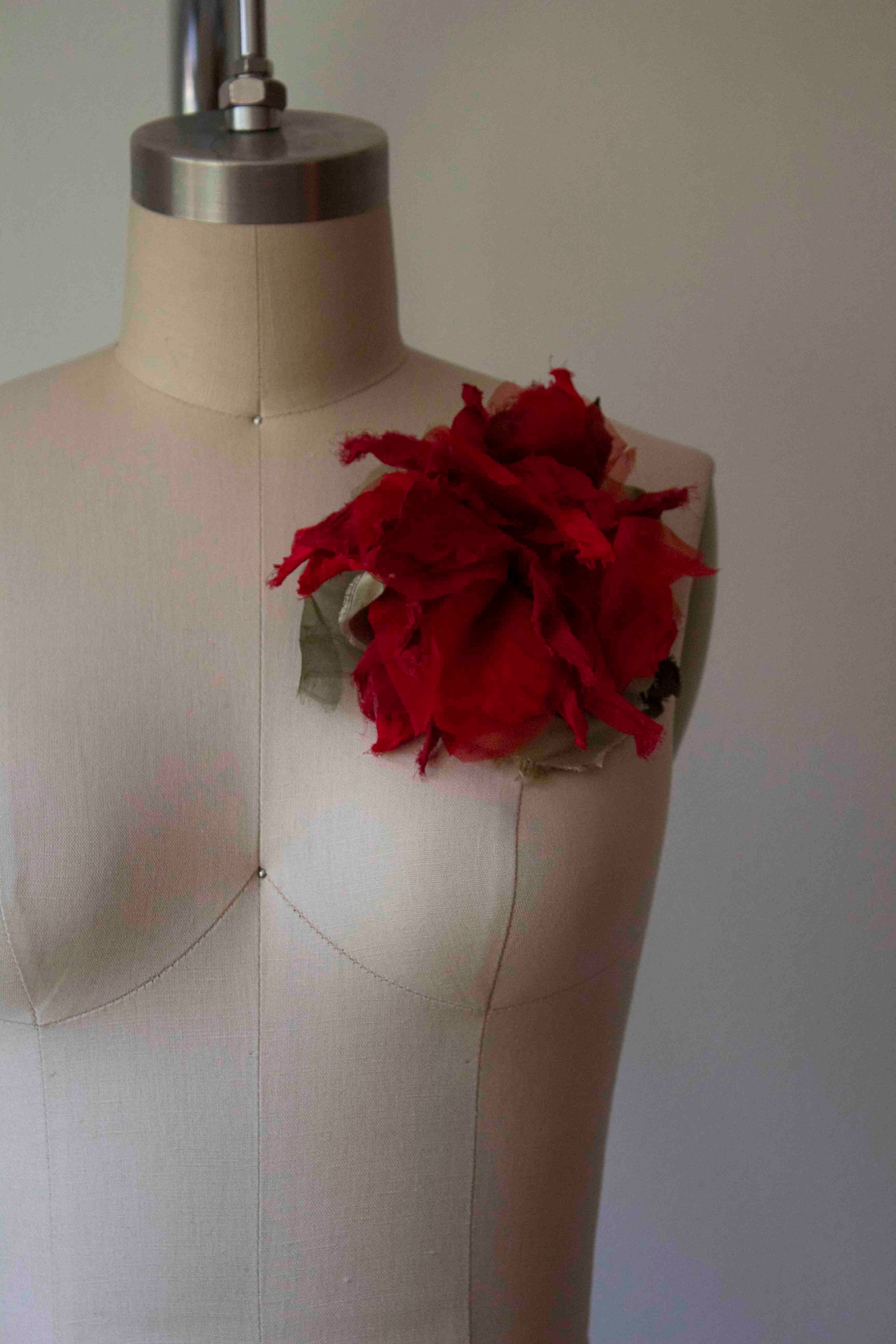 N° 51 crushed bloom brooch - ume red - L