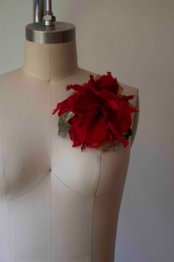 N° 51 crushed bloom brooch - ume red - L