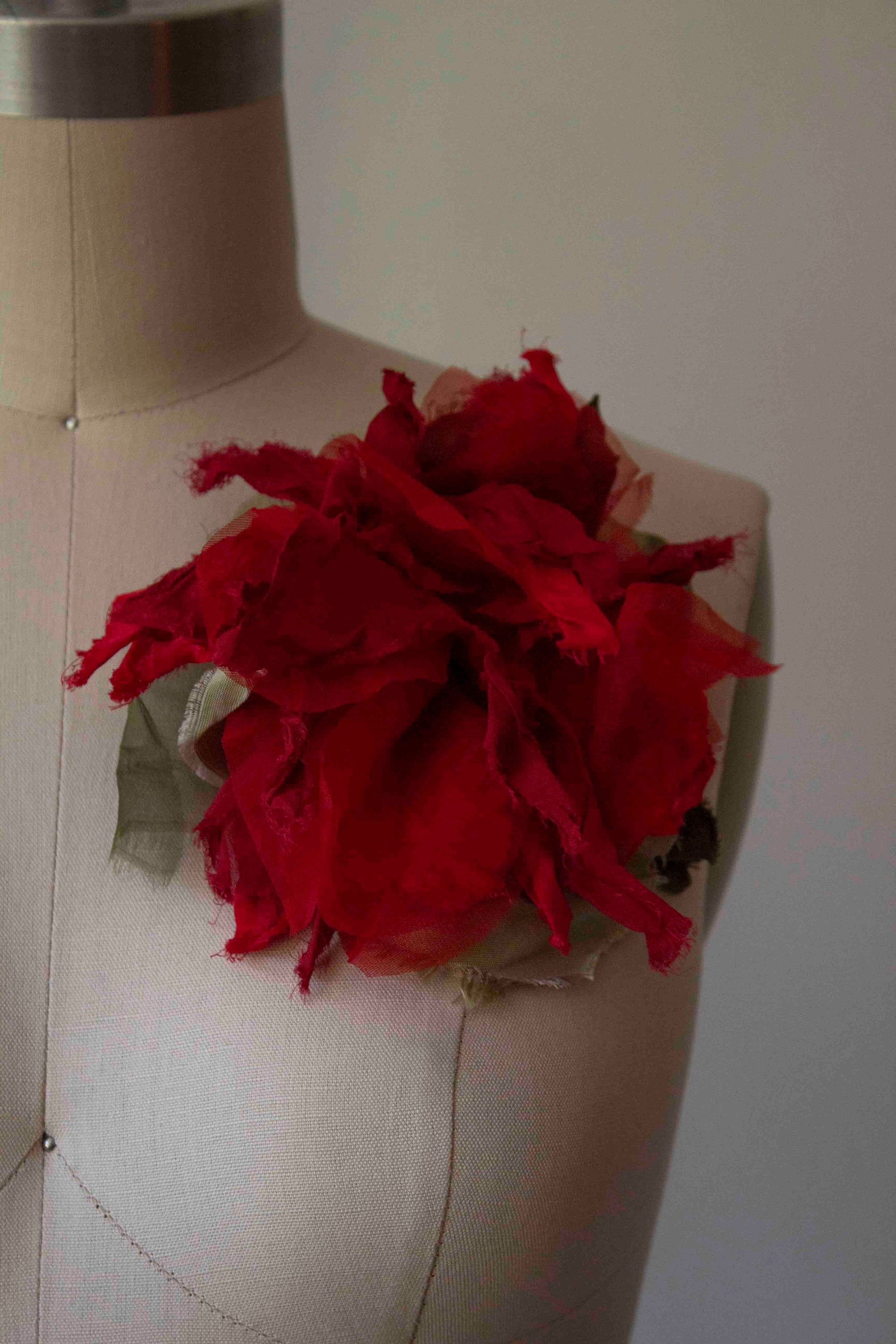 N° 51 crushed bloom brooch - ume red - L