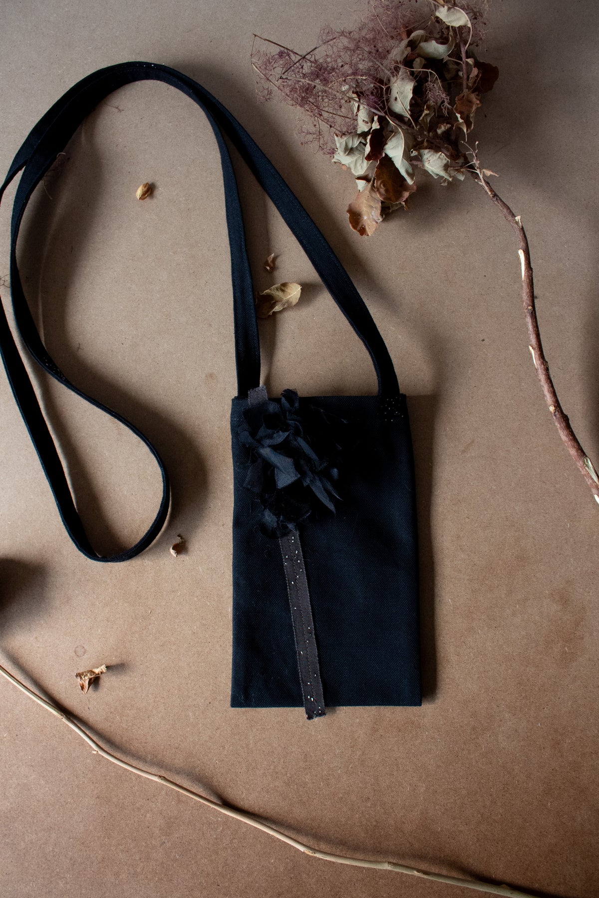 N° 113 crushed bloom crossbody phone pouch - sumi black